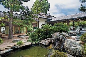 Pictures - garden - 1986 Los Angeles architect Bob Ray Offenhauser created this Japanese-style residence.jpg